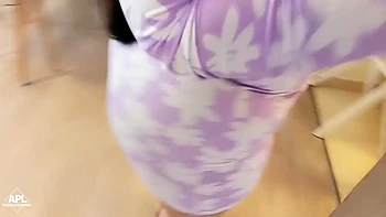 Vecina india con piernas gruesas y tetas grandes follada en mis hombros