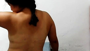 Горячая брюнетка-подросток с маленькой грудью дрочит сама