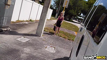 Geile Milf-Lehrerin fickt für Kohle