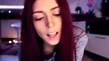 Потная любительница дрочит соло