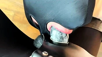 Милфа играет с страпоном в БДСМ фетиш