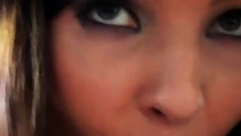 Teen de 18 años Vera Emilia chupando un gran polla POV