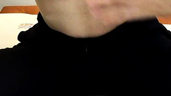 Brünette Teen fickt sich mit Vibrator