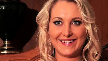 Zuzana Shape milf tchèque suce hardcore