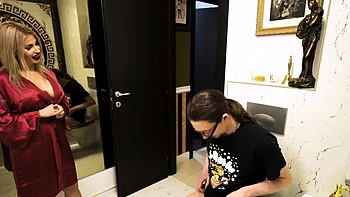 Herrin Lexy Noir fickt europäische Milf