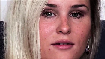 Laura Crystal blonde lèche et suce gros seins