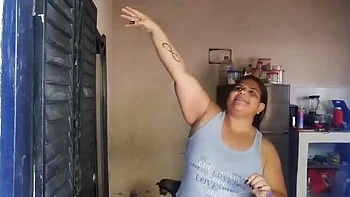 Fickende Latina-Hure verführt Lieferanten mit großem Arsch