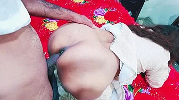 Indische Teen hat ersten rauen Analfick und Creampie mit Desi-Tante