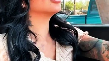 Brittanya Razavi masturbando no carro em público