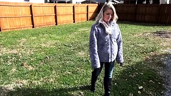 Blonde Amateur wird draußen gefickt und gekitzelt