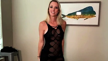 Вики Старк в сексуальном черном платье соло