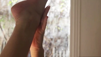 MILF latina abre a buceta grande pra se masturbar