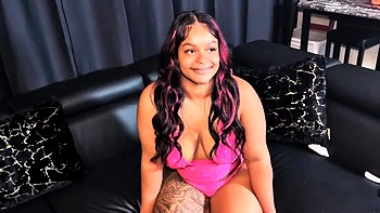 Mollie la nympho seins énormes, pipe et trio noir