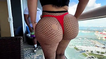 Lissa Aires com bunda enorme fodida interracial no cachorro e boquete