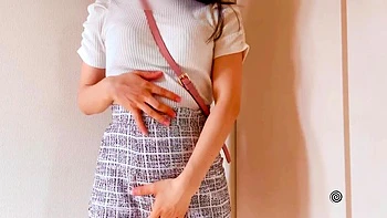 Jeune asiatique serrée se masturbe près de la porte