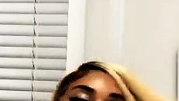 Айрин трахает киску под душем