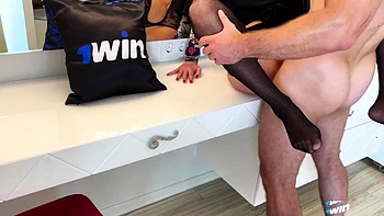 Азиатская тинейджерша трахается игрушками сзади