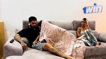 Блондинка с огромной грудью в жестком тройничке