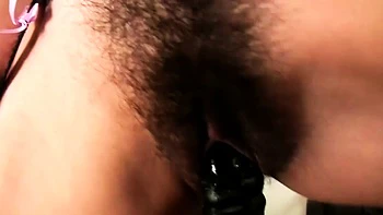 Salope japonaise au bureau suce et se doigte en bas