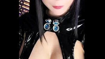 Japanisches Babe spielt mit ihren Nippeln