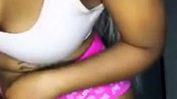 Ebony Amateur Milf mit großem Arsch