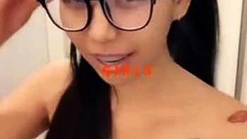 Азиатка сосет член в позе наездницы