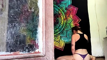 Brünette Babe masturbiert nach Yoga