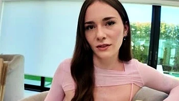 Enteada mostra buceta e dá boquete para morar junto