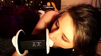 Milf lambe ouvido e goza com pau grande