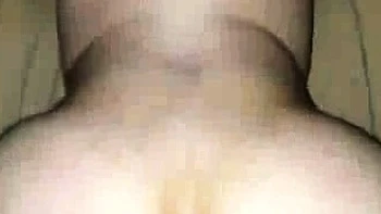 Куколд снимает жену, трахающуюся в позе наездницы с мулатом