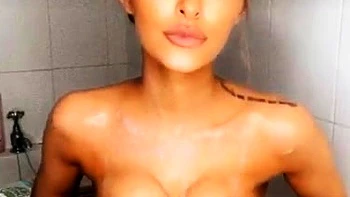 Скайлар Тейлор голая мастурбирует в ванной