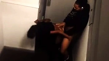 Черная любительница трахается под скрытой камерой