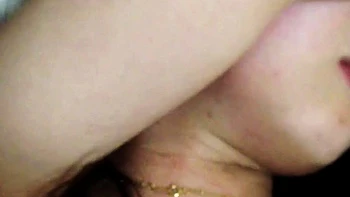 Корейская азиатка трахает свою волосатую киску