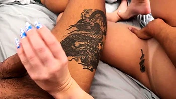 Hermana de paso Zoe-Neli deja de jugar con su coño, quiere polla