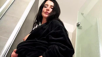 PrimeMature Roxxy Sinn masturbação solo no chuveiro