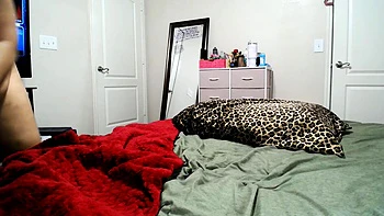 Латинка жестко трахает свою киску с игрушками