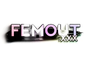 Süßes brünettes Tgirl masturbiert in Dessous