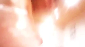 Brunette de peitos grandes se masturba com dildo na webcam