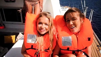 Alexis Crystal follada duro anal al aire libre