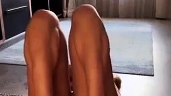 Ребекка Ферраз ебет задницу дилдо и мастурбирует член