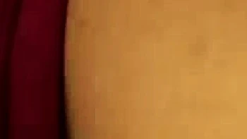 Азиатская MILF мастурбирует в вебкамеру