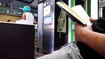 Mostrando meu pau duro pra madrasta, ela se masturba