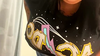 Mature BBW exhibe ses gros seins et baise solo