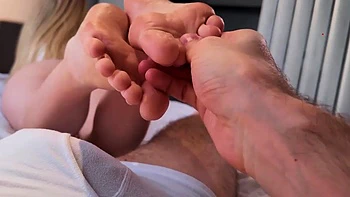 Сексуальная блондинка милашка трахается с пасынком