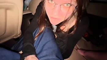 POV Blasen & Handjob im Auto mit Sperma im Mund