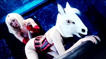 Milf lésbica de fantasia de pônei fodida em trio hardcore