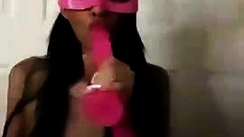 Mia Kandi pipe solo avec gode