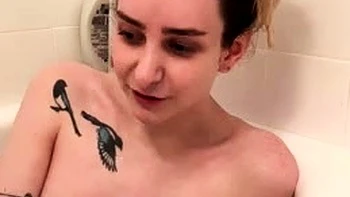 Aoife Bee blitzt Titten in der Badewanne