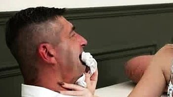 Papai fode minha namorada loira adolescente enquanto jogo