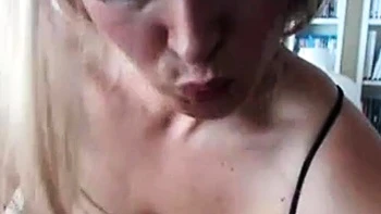 Großer Arsch Milf spielt mit Dildo vor der Webcam